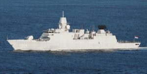 Die Luftverteidigungs- und Kommandofregatte HNLMS De Ruyter der niederländischen Marine bereitet sich auf die Nachrüstungsversuche vor