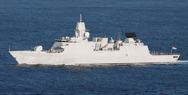 オランダ海軍の防空およびコマンド フリゲート艦 HNLMS De Ruyter は、修理後の試験に向けて準備を整えています