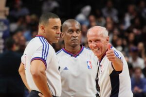 Uitgeworpen wegens glimlachen, zondebok en een "vervalst spel": de vijf meest flagrante scheidsrechtersfouten in de geschiedenis van de NBA