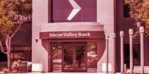 Banka v Silicijevi dolini v boju išče zunanjo pridobitev: poročilo