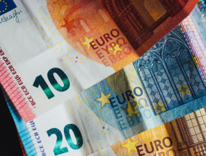 ECBが金利を引き下げた後、ユーロが弱まる
