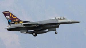 带有特殊尾翼的 F-16 庆祝“秃鹰”80 周年