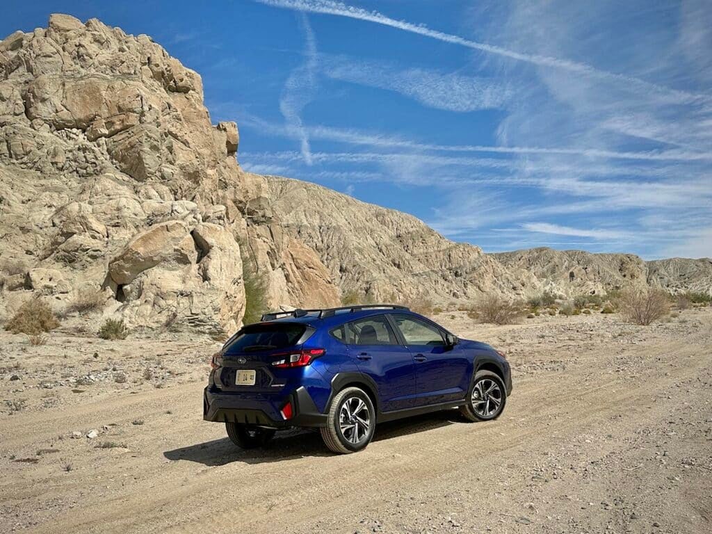 2024 Subaru Crosstrek - gökyüzü ve arkadaki kayalar 3-4 Güzellik Çekimi