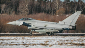 Den første RAF-tyfonen lander i Estland for å slutte seg til tysk avdeling som støtter NATOs baltiske luftpoliti