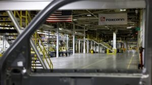 Foxconn ugotavlja, da je električna vozila težje izdelati kot iPhone