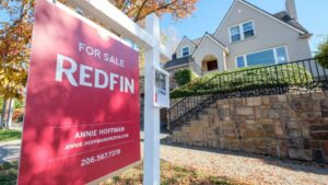 Los precios de venta de viviendas registran una caída anual por primera vez en una década
