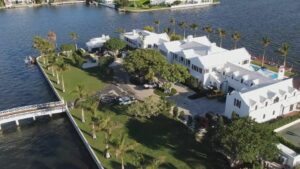 Inde på en privat ø på 218 millioner dollars i Palm Beach - Floridas dyreste hjem til salg
