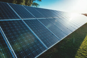 Onko aurinkoenergia uusiutuvaa? Opi tästä tärkeästä resurssista asunnonomistajille