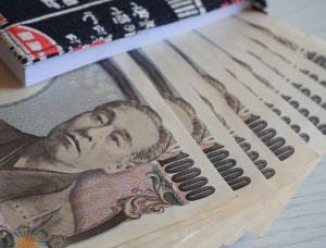 Japoński jen wykazuje odporność w obliczu niepewności gospodarczej