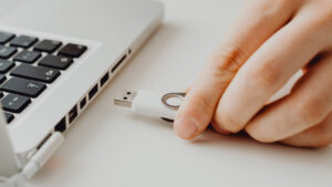 Jurnalis menjadi sasaran drive USB yang meledak di PC