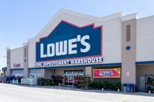 Lowe's는 계절별 유통 효율성을 개선하기 위해 창고를 열었습니다.