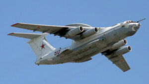 Lukashenko ammette che l'aereo russo A-50U è stato danneggiato in un attacco di droni in Bielorussia