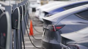 Made-in-US-säännöt sähköautojen paristoille muuttuvat uuden lain pienellä tekstillä