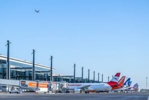 Meer luchtvracht in februari op de luchthaven van Berlijn: 300 ton hulpgoederen naar Turkije – ook passagiersvervoer gestegen