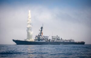 海军的 2024 计划支持远程武器，缩减两栖舰队
