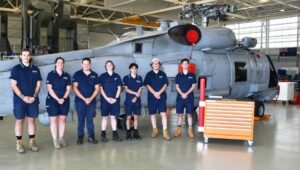 Neue Auszubildende beginnen mit der Arbeit an ADF-Helikoptern