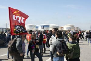 Petroleros se desvían de puertos franceses en huelga