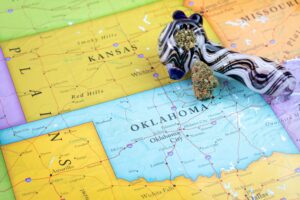 Senado de Oklahoma aprova projeto de lei visando a indústria ilegal de maconha