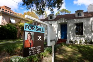 Nerešene prodaje stanovanj so februarja iztisnile majhen dobiček, saj so hipotekarne obrestne mere poskočile