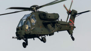 Le prototype de l'hélicoptère d'attaque AW249 en livrée de combat vole pour la première fois