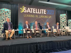 Les dirigeants de Satellite discutent de l'évolution directe vers l'appareil