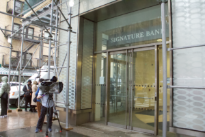 Signature Bank myyty, kryptoliiketoiminta luopunut