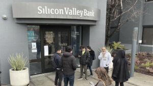 سلیکون ویلی بینک کے خاتمے نے کرپٹو کرنسی مارکیٹس کے ذریعے صدمے کی لہریں بھیجیں، SVB میں $3.3B رکھنے والے انکشافات کی وجہ سے USDC کی قدر گر گئی