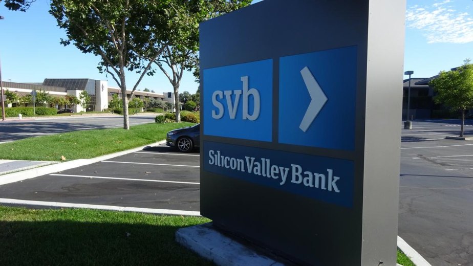 A Silicon Valley Bank az összeomlás szélén áll; A kockázatitőke-cégek arra ösztönzik a startupokat, hogy vonjanak ki forrásokat a válsággal terhes bankokból; 70%-os készletcsökkenés