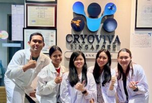 O banco de sangue do cordão umbilical da família de Cingapura Cryoviva atualiza para o sistema AXP II para processamento de sangue do cordão umbilical