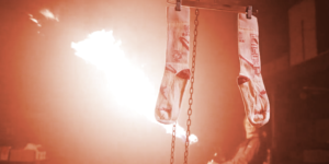 SOCKS on Fire: PleasrDAO polttaa Unisocks-tokeneita, myös aitoja sukkia