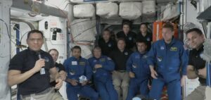SpaceX 太空舱与多国机组人员在空间站对接