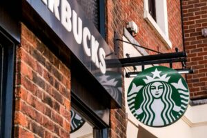 Starbucks ha licenziato illegalmente i lavoratori per il sindacato, le regole del giudice