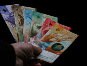 Το ελβετικό φράγκο παραμένει ισχυρό παρά τα αρνητικά επιτόκια