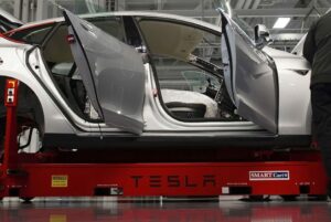 Tesla begynner å ansette for Mexico-fabrikken når AMLO møter ledere