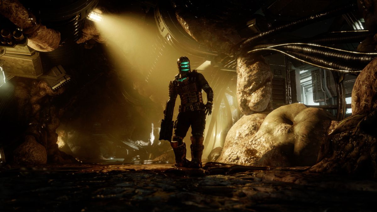 Protagonist predelave Dead Space je oblečen in stoji v klavstrofobičnem območju.