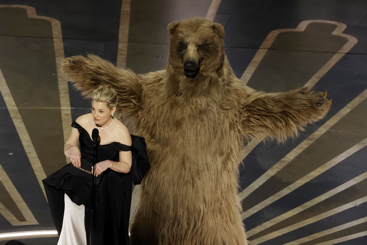 Elizabeth Banks and Cocaine Bear on the 2023 Oscars stage