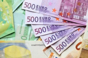 Euro ja punta laskivat samalla kun Yhdysvaltain dollari vahvistui