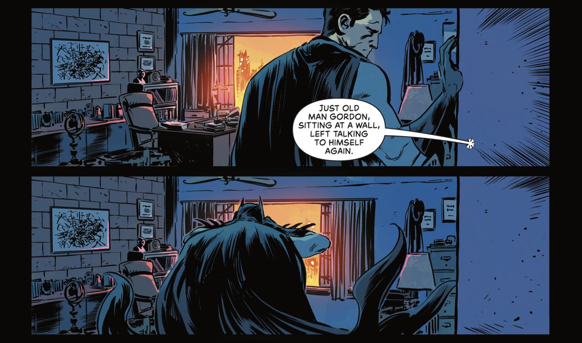 Бэтмен слушает, как Гордон разговаривает по другую сторону стены: «Просто старик Гордон, сидящий у стены, снова разговаривает сам с собой». — затем натягивает капюшон и направляется к окну в Detective Comics #1069 (2023).