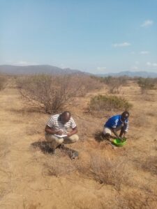 Οι πραγματικότητες της δειγματοληψίας εδάφους στη Βόρεια Κένυα με τον Τζάκσον Κικάρντι