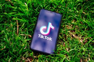 Storbritannien forbyder TikTok fra offentlige enheder