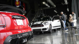 Salget av nye kjøretøy i USA steg i mars på grunn av sterk etterspørsel etter biler og lastebiler