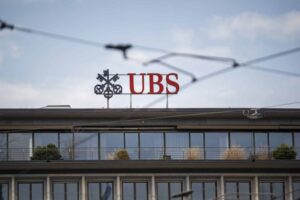UBS ลบการสูญเสียเนื่องจากนักลงทุนชั่งน้ำหนักผลกระทบของข้อตกลง Credit Suisse