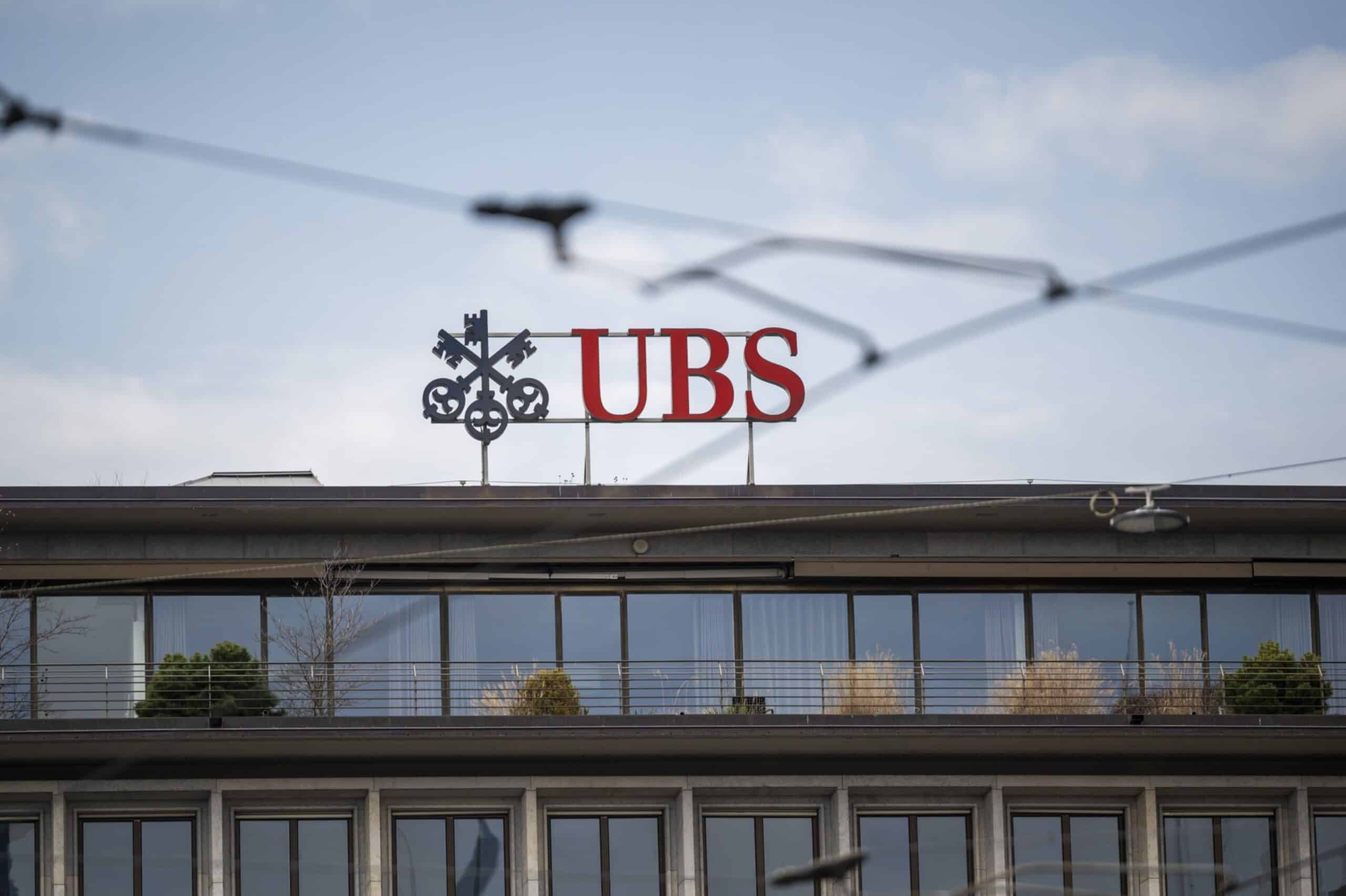 UBS raderar förluster när investerare väger inverkan på Credit Suisse-affären