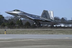 Amerikaanse F-22's landen voor het eerst in de Filippijnen, waardoor de defensiebanden worden versterkt