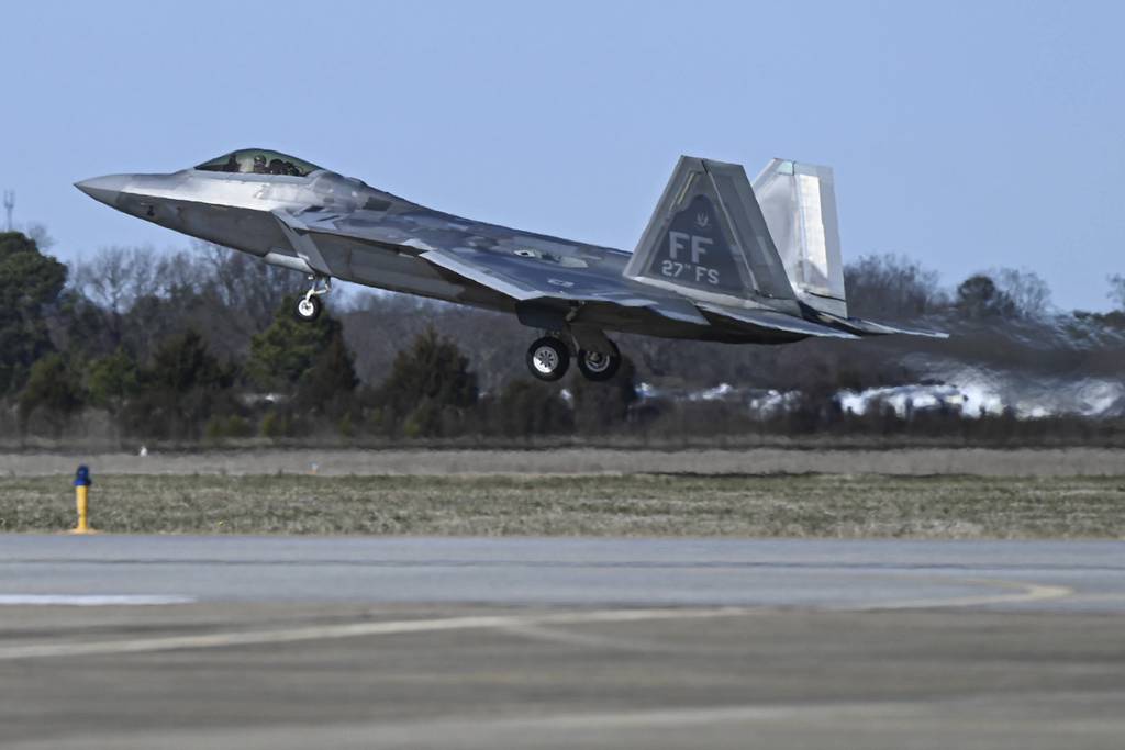 מטוסי F-22 אמריקאים נוחתים בפיליפינים בפעם הראשונה, מה שמקדם את קשרי ההגנה