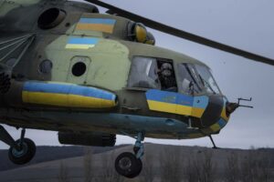 Vea a Ucrania usar helicópteros de la era soviética en la lucha contra Rusia