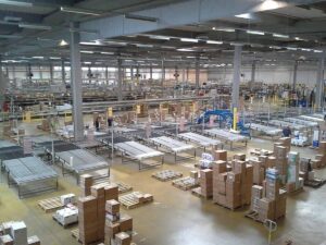 Vad är skillnaden mellan ett lager och ett distributionscenter?