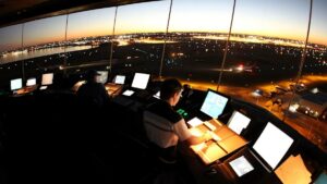 Airservices का कहना है कि इसके पास पर्याप्त ATC कर्मचारी हैं क्योंकि काम पर रखने के प्रयास जारी हैं