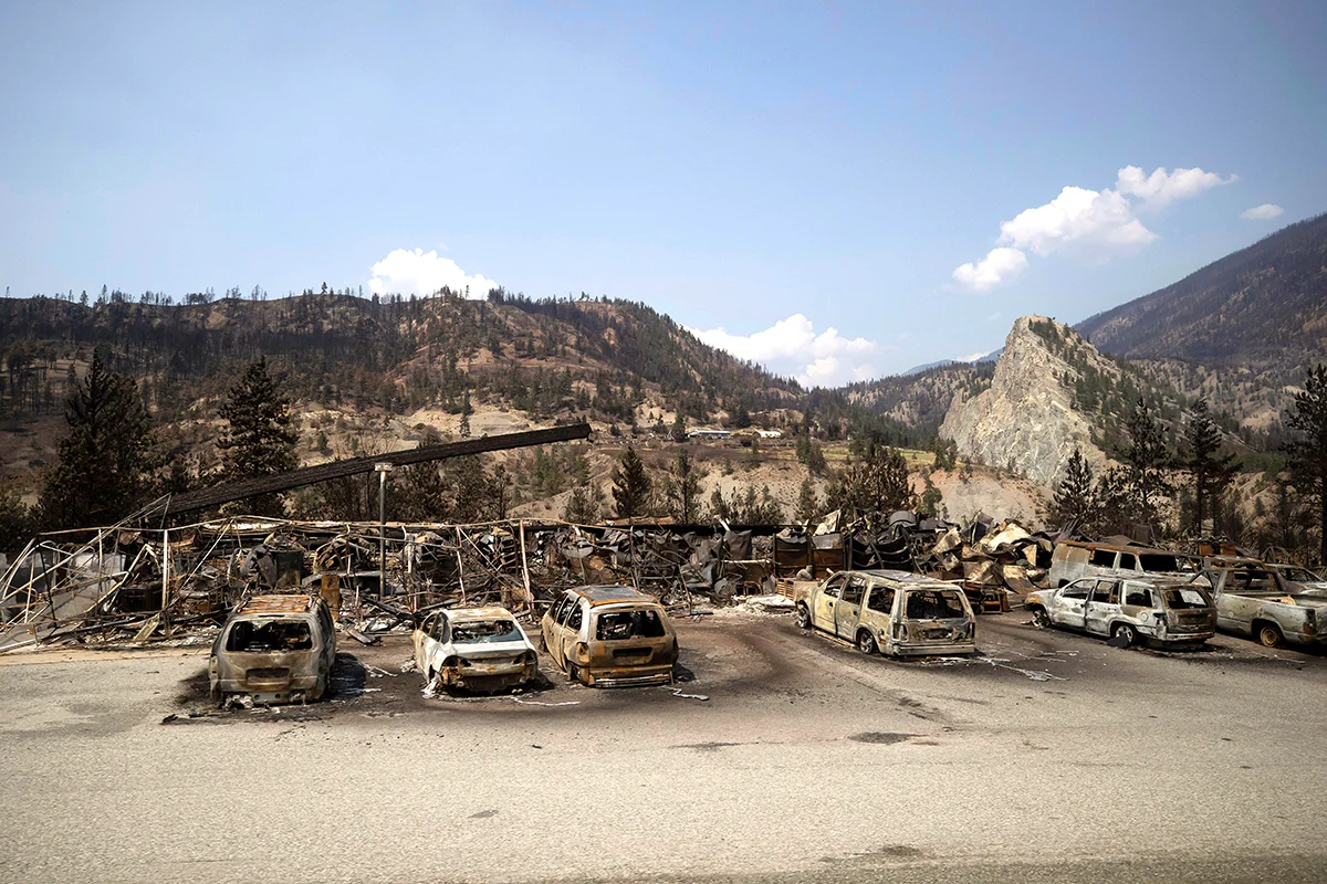 Verwoeste auto's en gebouwen door extreme temperaturen en bosbranden in Lytton, Canada, juli 2021.