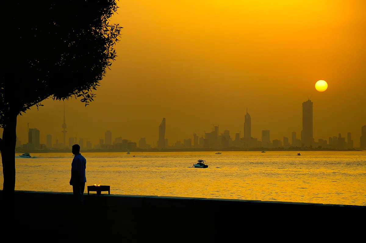 نمایی از شهر کویت در غروب خورشید.